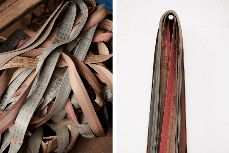 Nahaufnahme von Schleifbändern verschiedener Körnungen, die zum Schleifen und Polieren von Oberflächen verwendet werden.