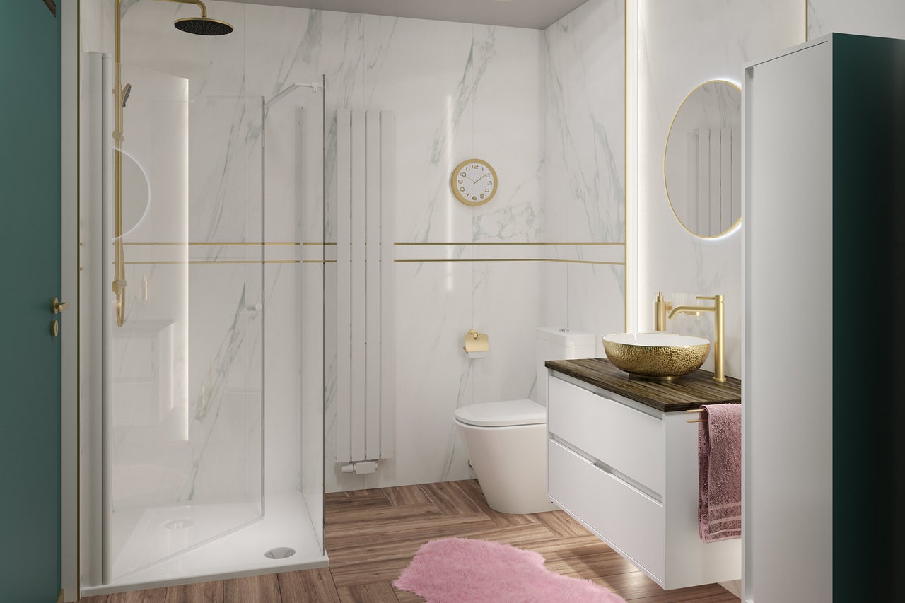 Salle de bain moderne: carrelage aspect marbre, sol aspect bois, douche en verre avec robinetterie dorée et meuble blanc avec vasque dorée.