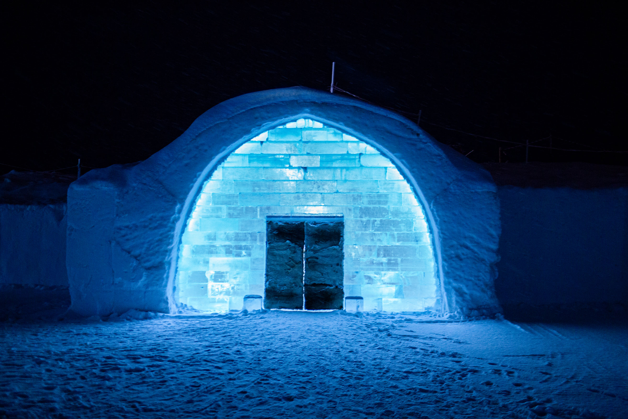 Eingang zu einem Gebäude aus Eisblöcken