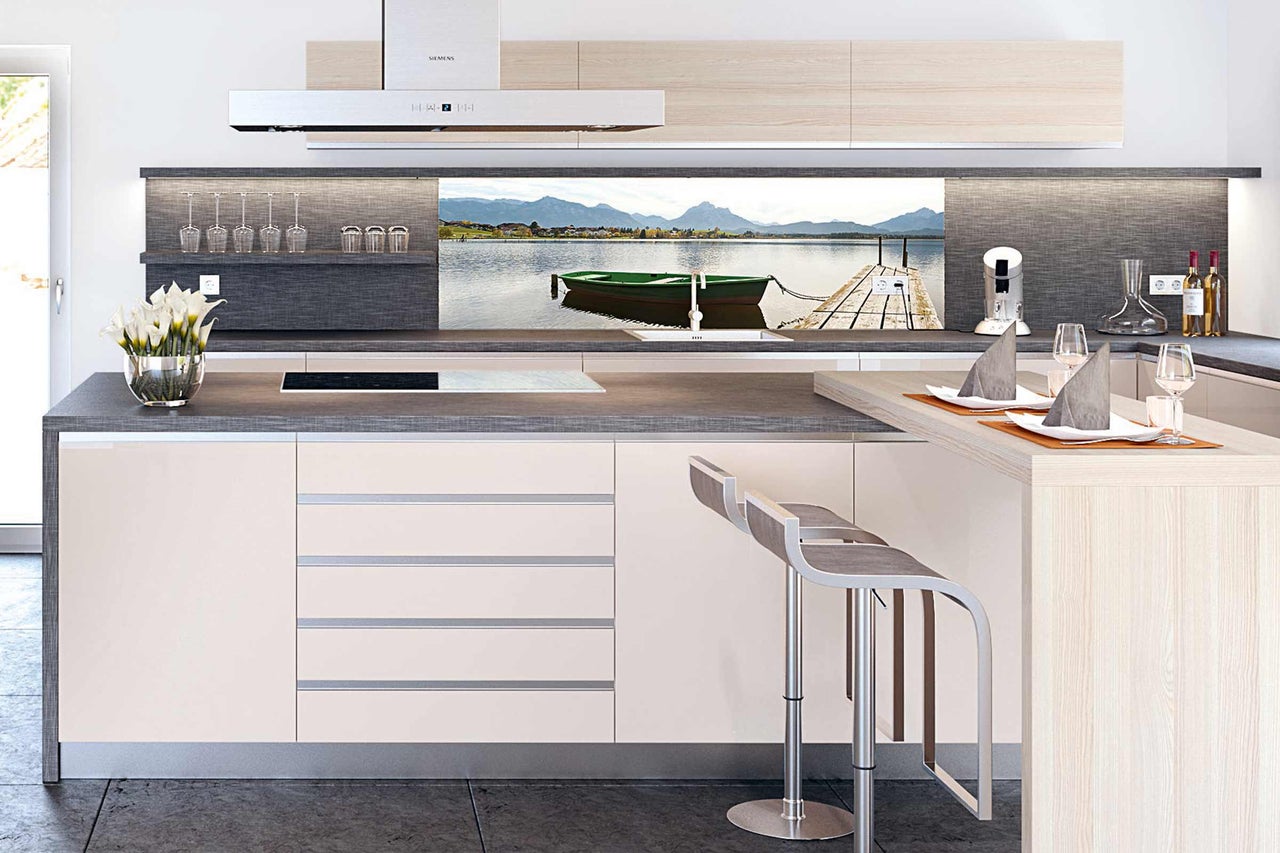 Cuisine moderne avec crédence à motif marin, tabourets de bar et hotte aspirante Siemens.