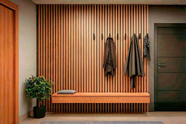 Hall d'entrée avec mur en lambris, banc et patères