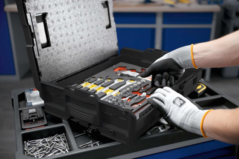 Boîte à outils ouverte avec assortiment d'outils et vis