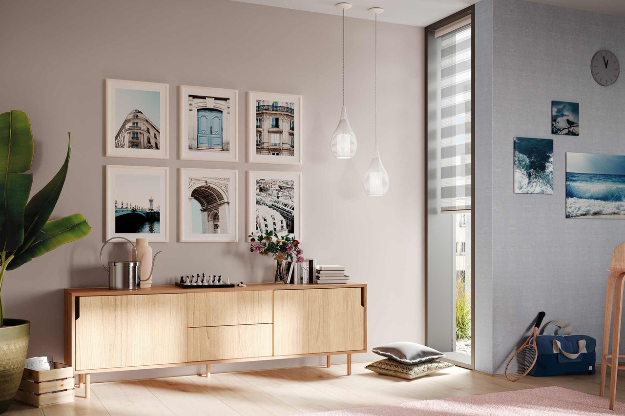 Pièce lumineuse avec commode, décorations et lumière naturelle