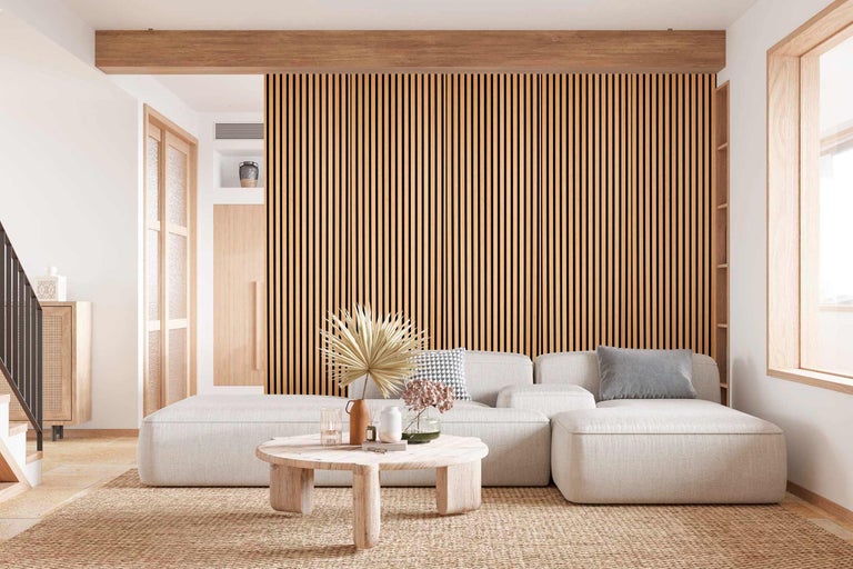 Salon avec panneaux acoustiques au mur, canapé et table en bois