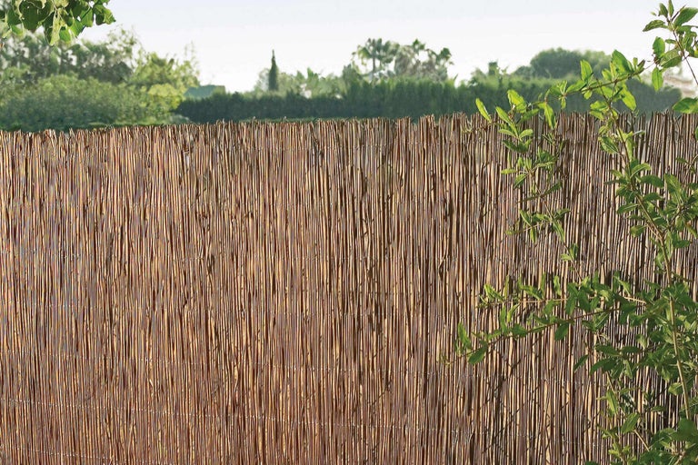 Tapis de roseaux comme écran d'intimité dans le jardin.