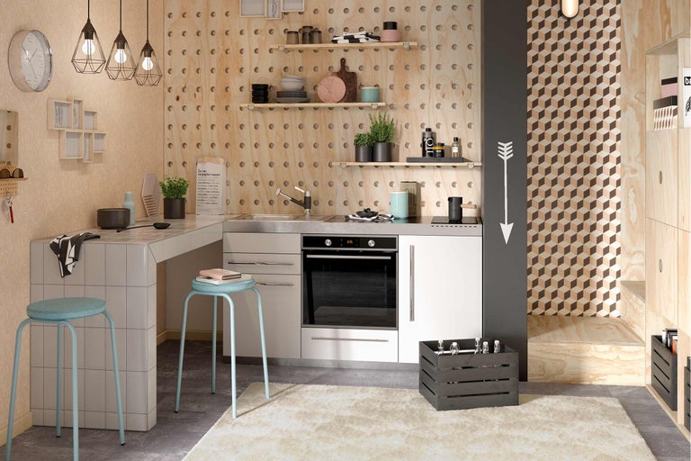 Cuisine claire avec évier, cuisinière, tabouret et décoration
