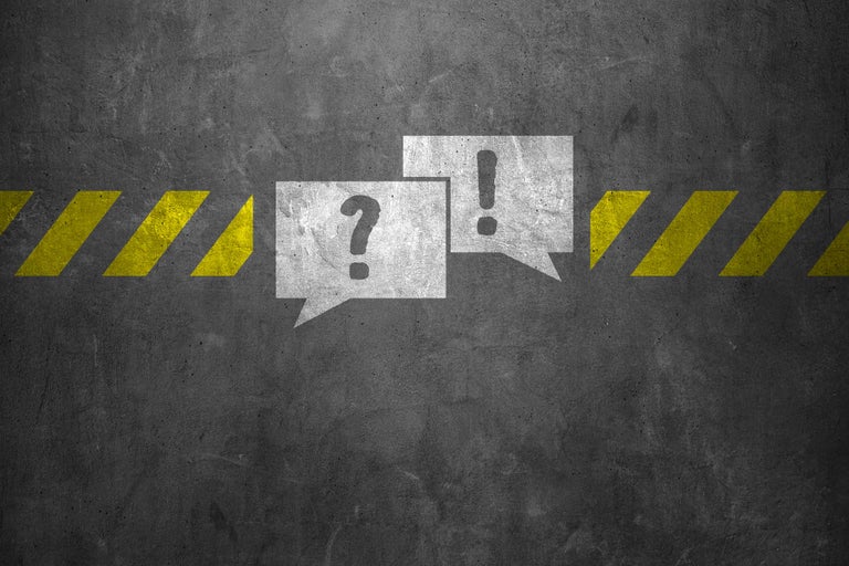 Illustration avec des bulles de dialogue contenant un point d'interrogation et un point d'exclamation et des rayures d'avertissement