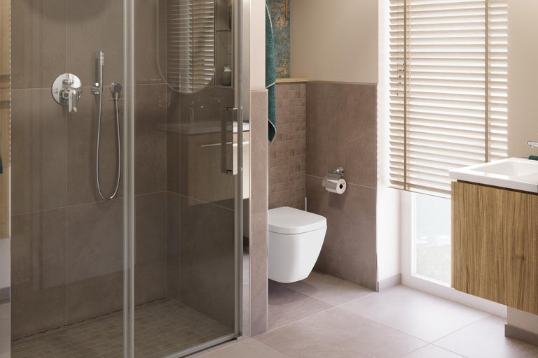 Badezimmer mit Dusche, Toilette und Waschtisch