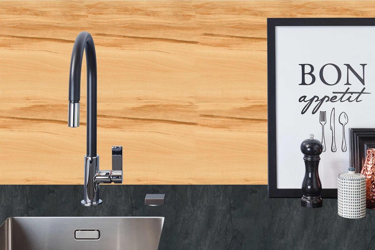 Scène de cuisine avec robinet d'évier, évier et accessoires de cuisine sur un plan de travail.