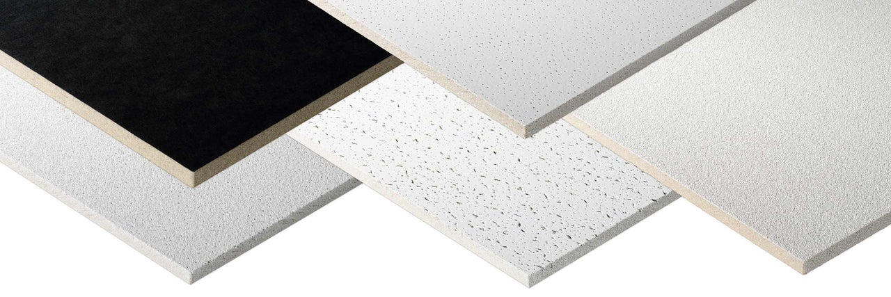 Mehrere Akustikdeckenplatten mit unterschiedlichen Oberflächenstrukturen