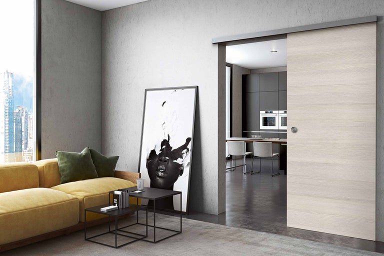 Wohnzimmer mit Schiebetür, Sofa und Esstisch