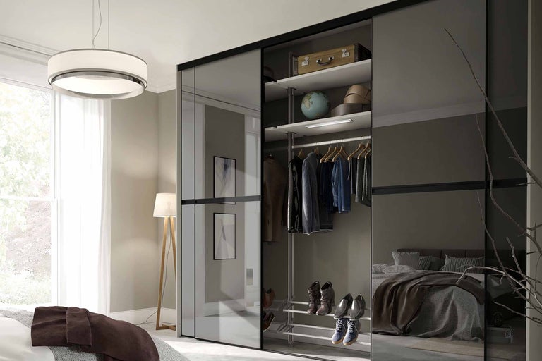 Schlafzimmer mit großem Kleiderschrank mit Schiebetüren und Innenausstattung