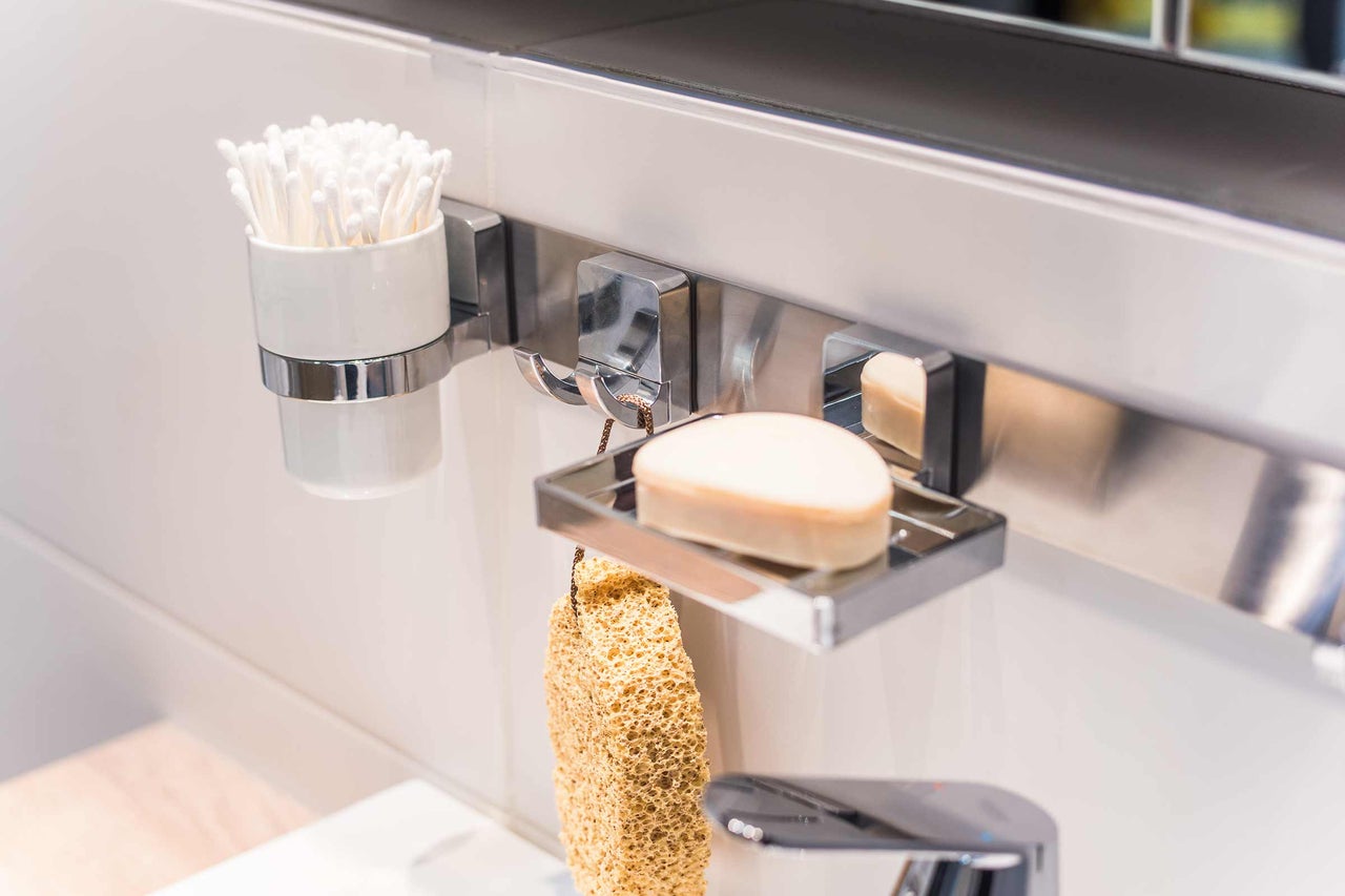 Accessoires de salle de bains avec cotons-tiges, savon et éponge de bain