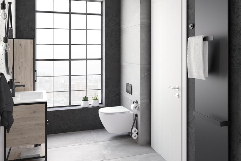 Modernes Badezimmer mit Waschtisch, Wand-WC, Handtuchwärmer und Fenster