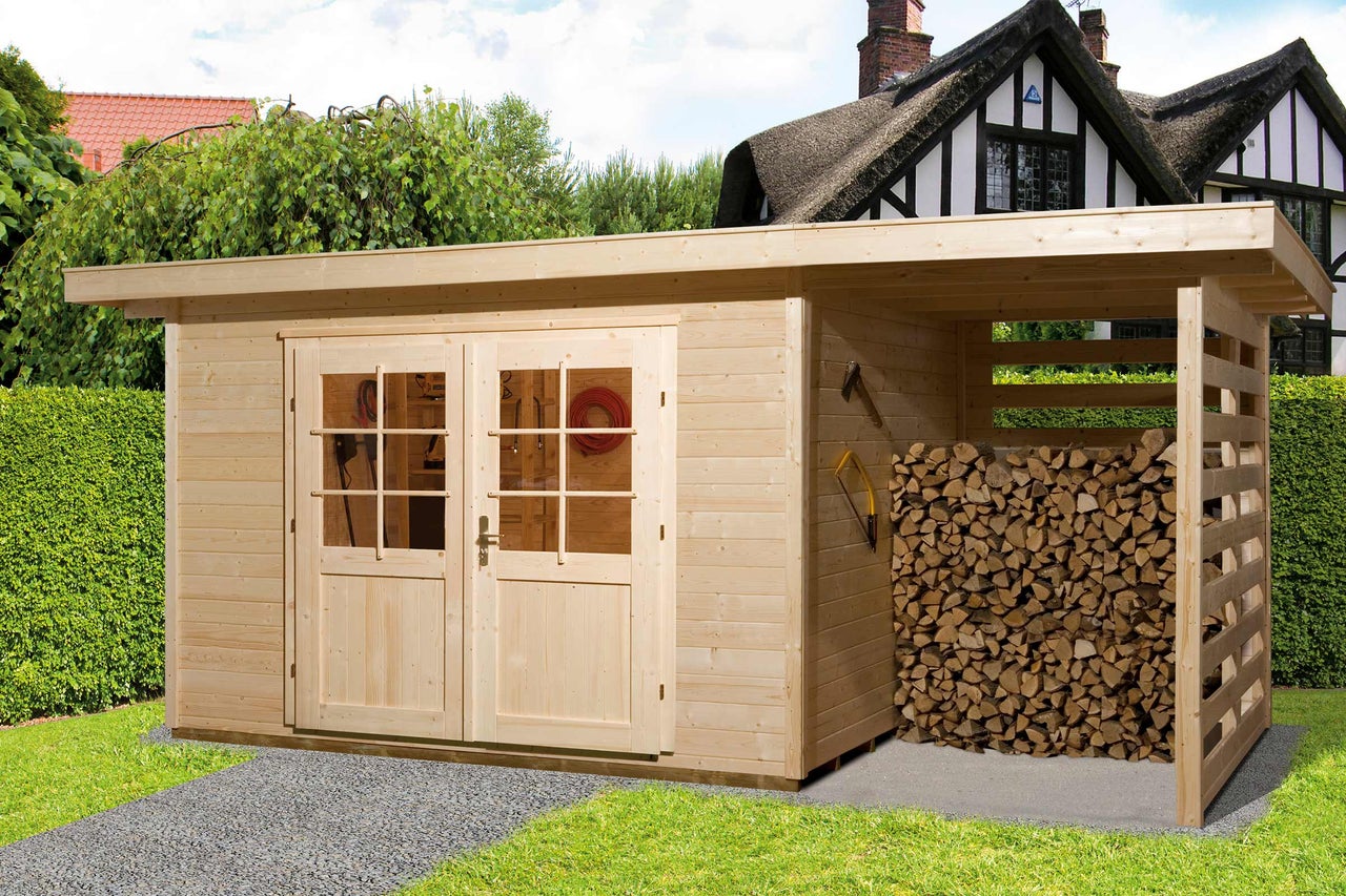 Abri de jardin en bois avec porte double et étagère à bois intégrée dans le jardin.