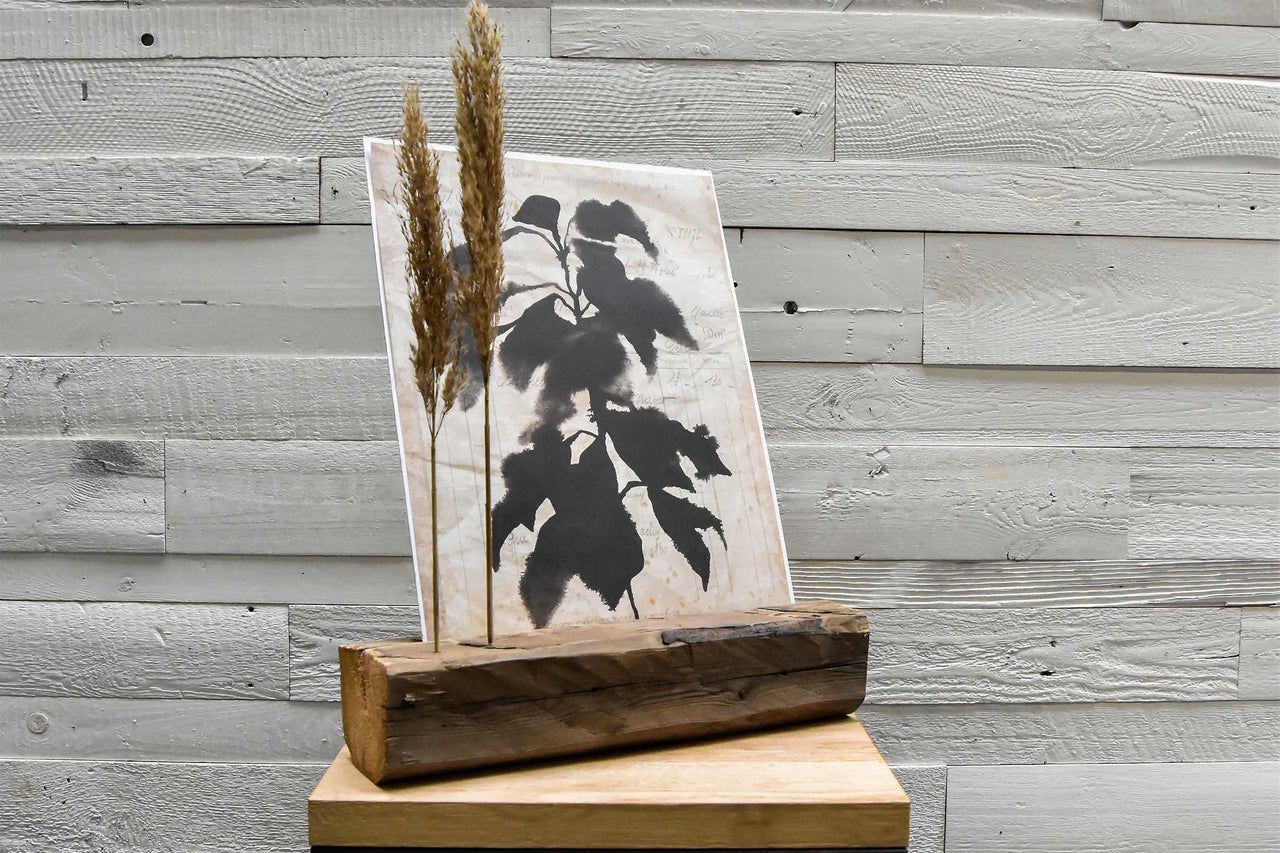 Décoration avec motif de feuille sur socle en bois et graminées