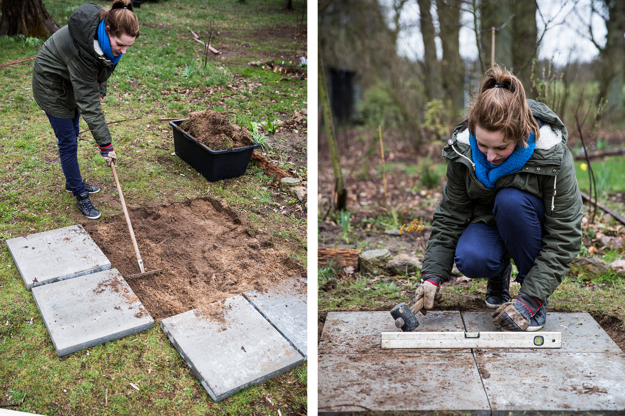 Frau verlegt Pflastersteine im Garten mit Harke, Hammer und Wasserwaage