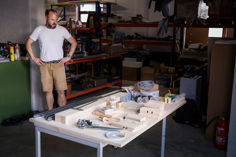 Werkstatt mit Werktisch, Werkzeugen und Material für ein Bauprojekt