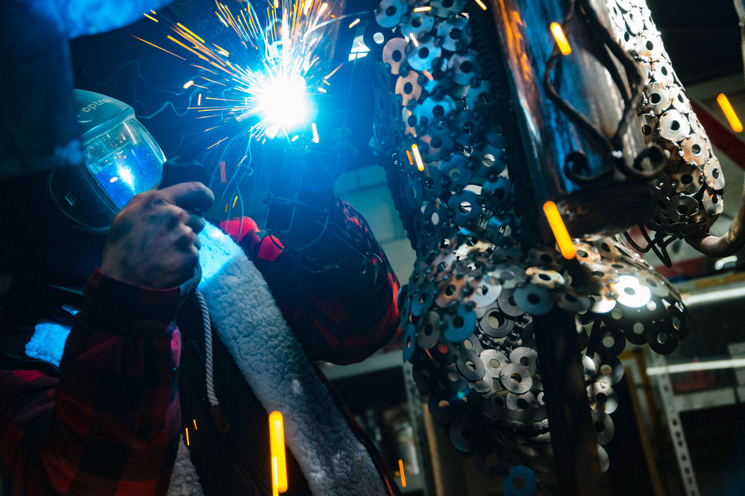 Schweisser bei der Arbeit an einer Metallskulptur