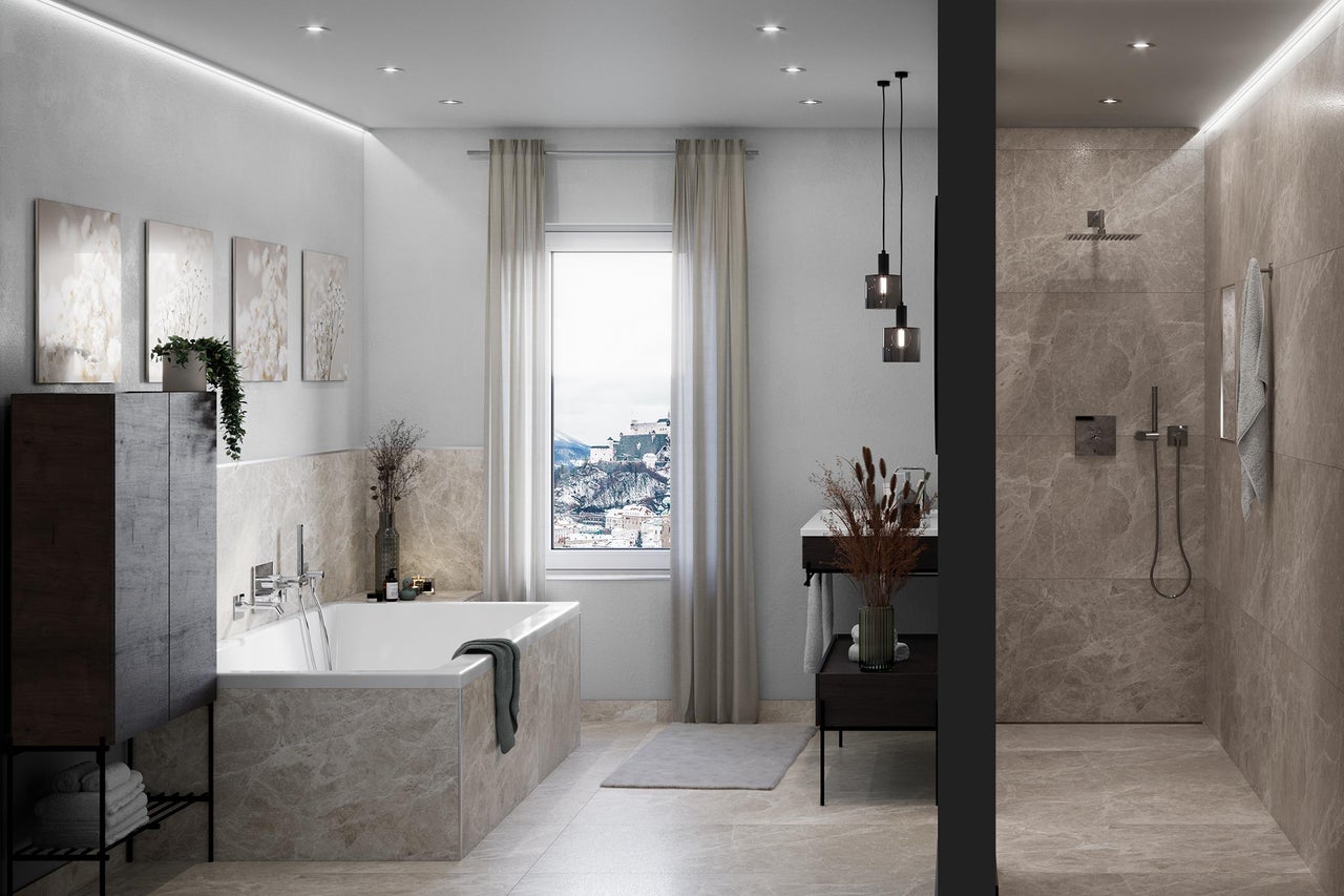 Salle de bain lumineuse avec baignoire, douche et lavabo