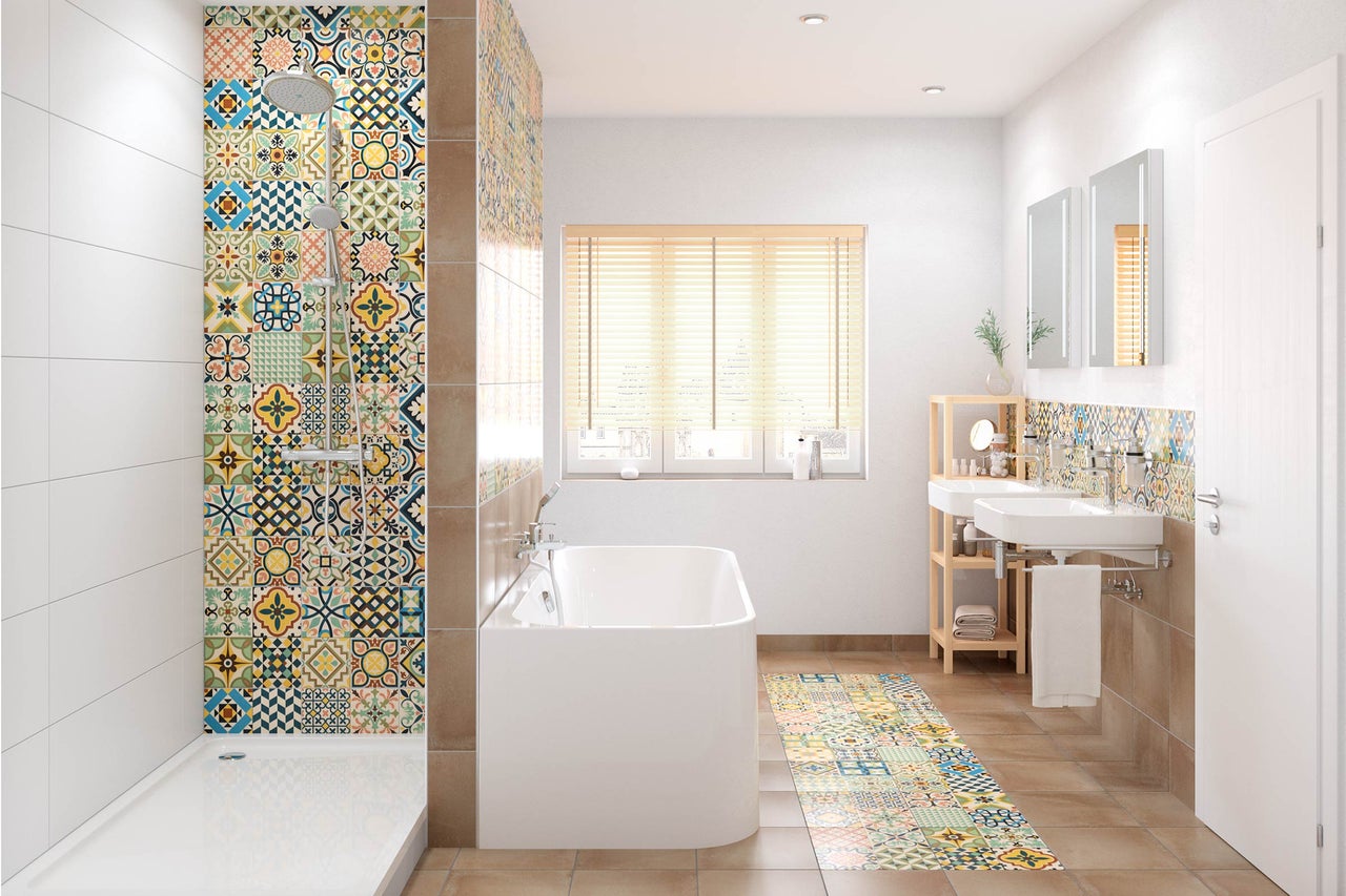Salle de bain lumineuse avec douche, baignoire, lavabo et carreaux colorés