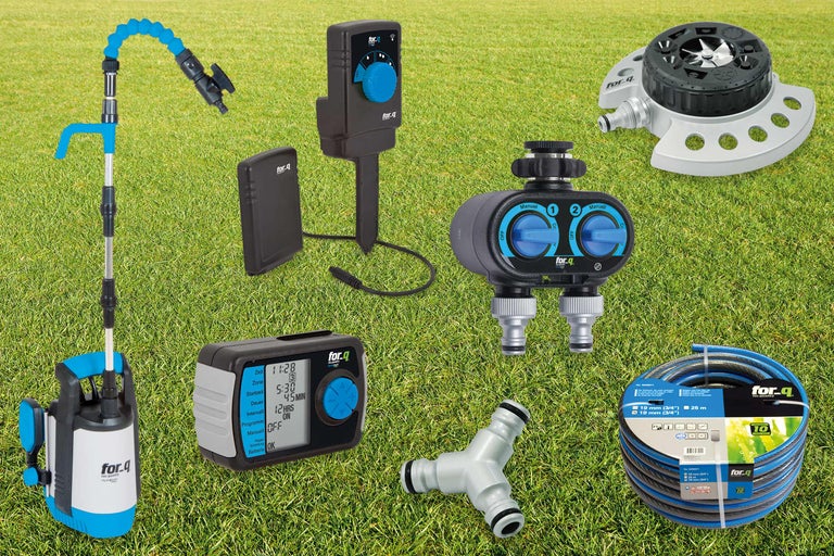 Divers produits d'arrosage de jardin de for-q sur une pelouse.