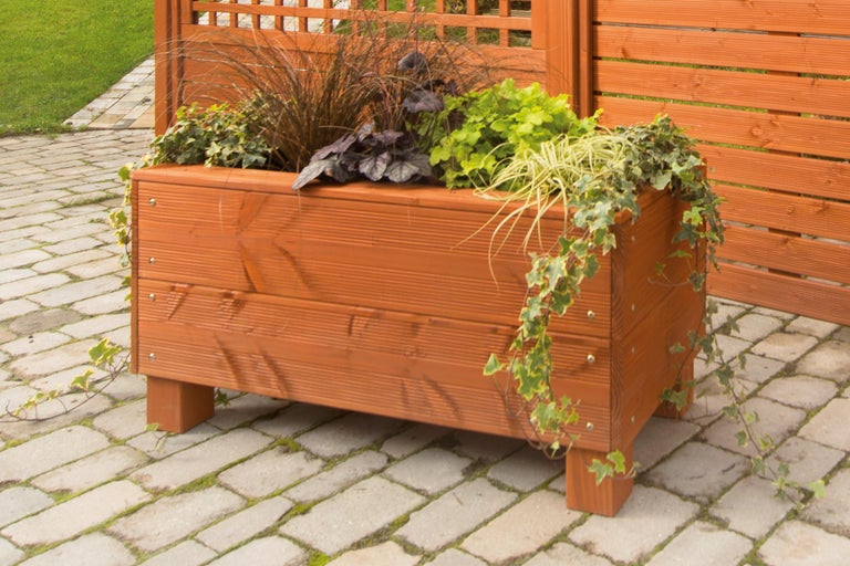 Holzblumenkasten mit Bepflanzung im Garten