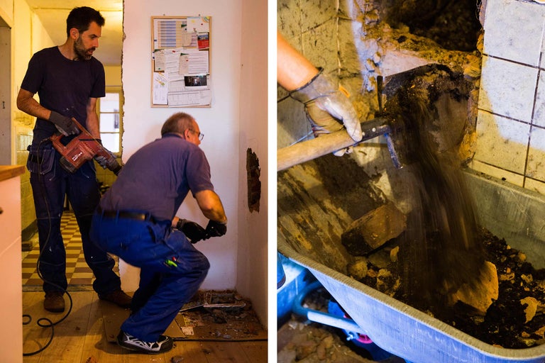 Zwei Männer bei Abbrucharbeiten mit Hammer und Meißel sowie einem Bohrhammer