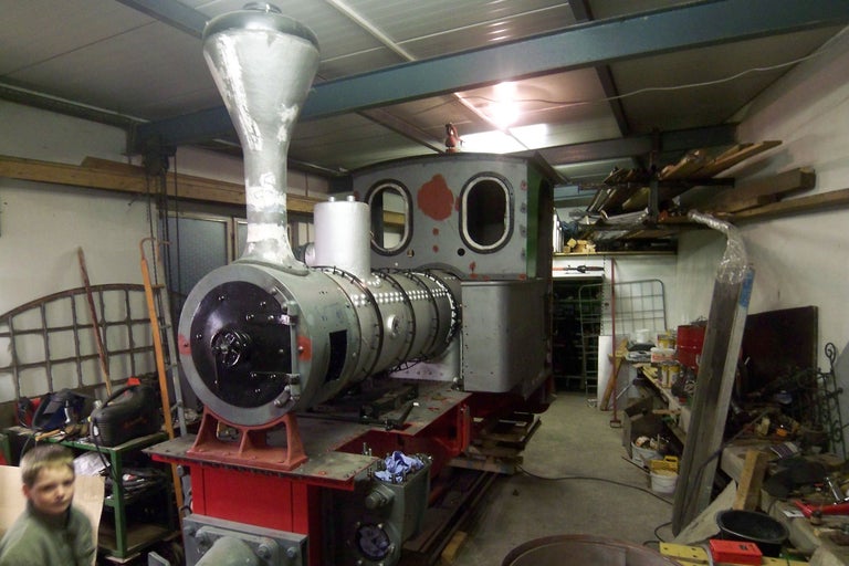 Unvollständige Dampflokomotive in einer Werkstatt