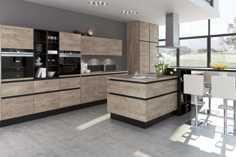 Moderne Küche mit Kücheninsel, Einbaugeräten und Barhockern.