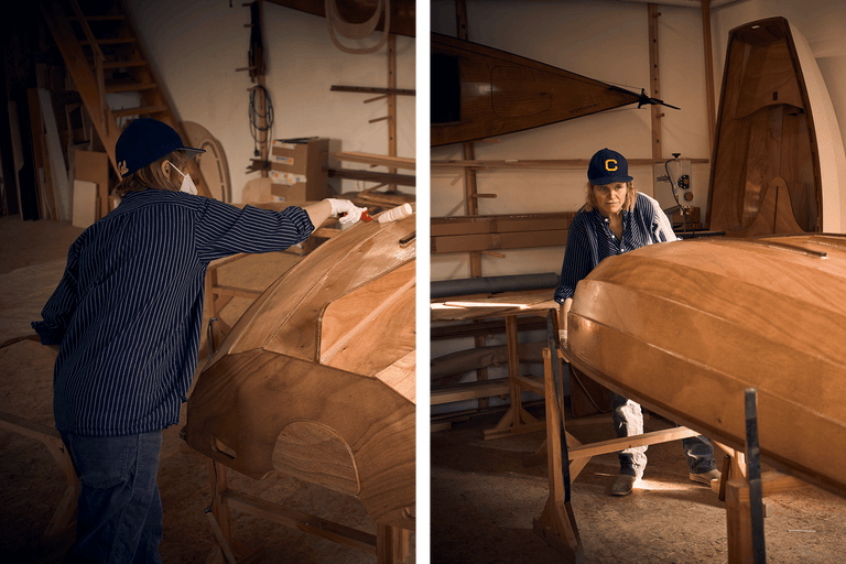 Deux personnes travaillent sur des bateaux en bois dans un atelier.