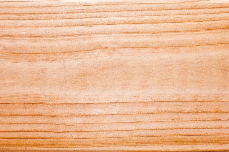 Nahaufnahme einer Holzplatte mit Maserung