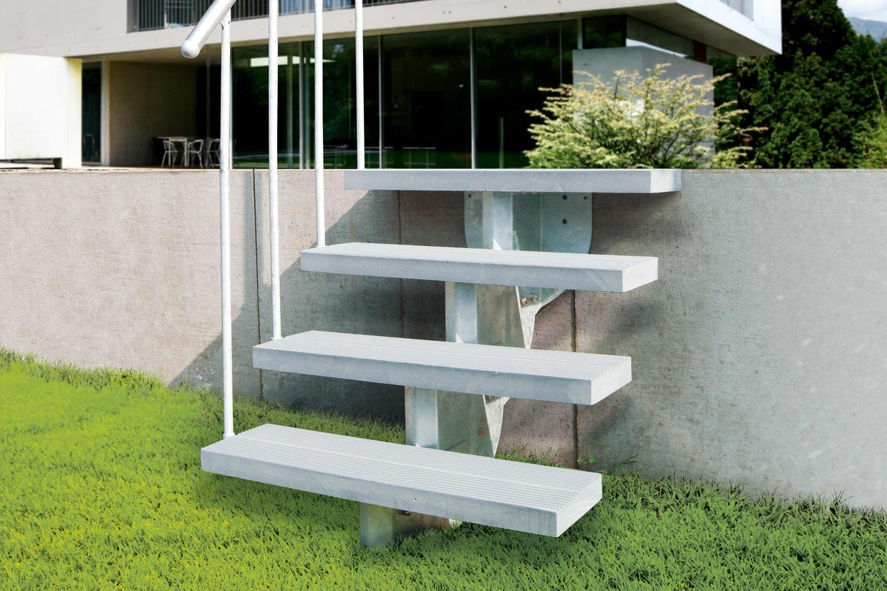 Escalier extérieur en métal devant une maison