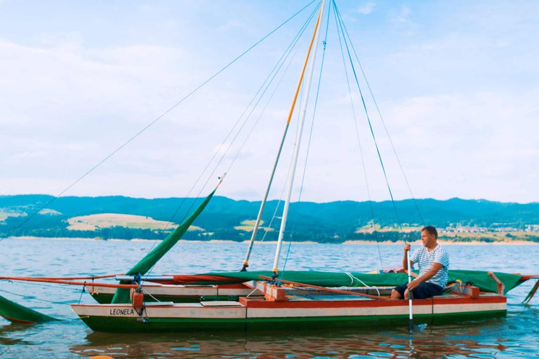 Homme ramant sur un bateau sur le lac