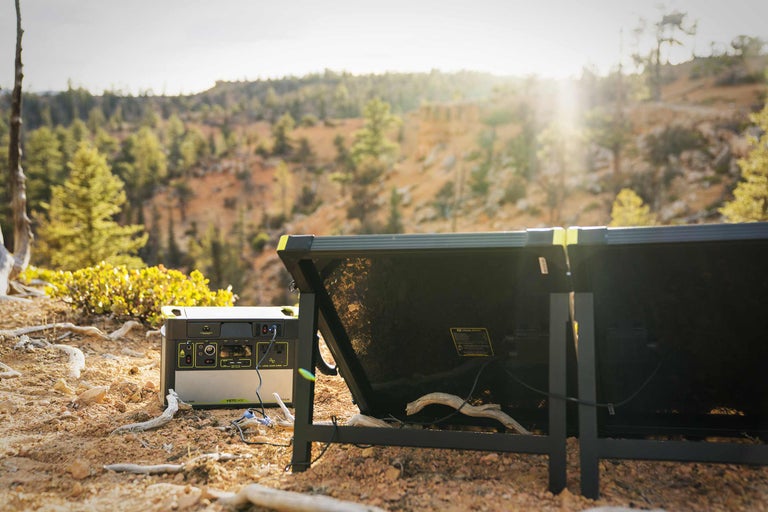 Stromgenerator und Solarmodul im Aussenbereich.