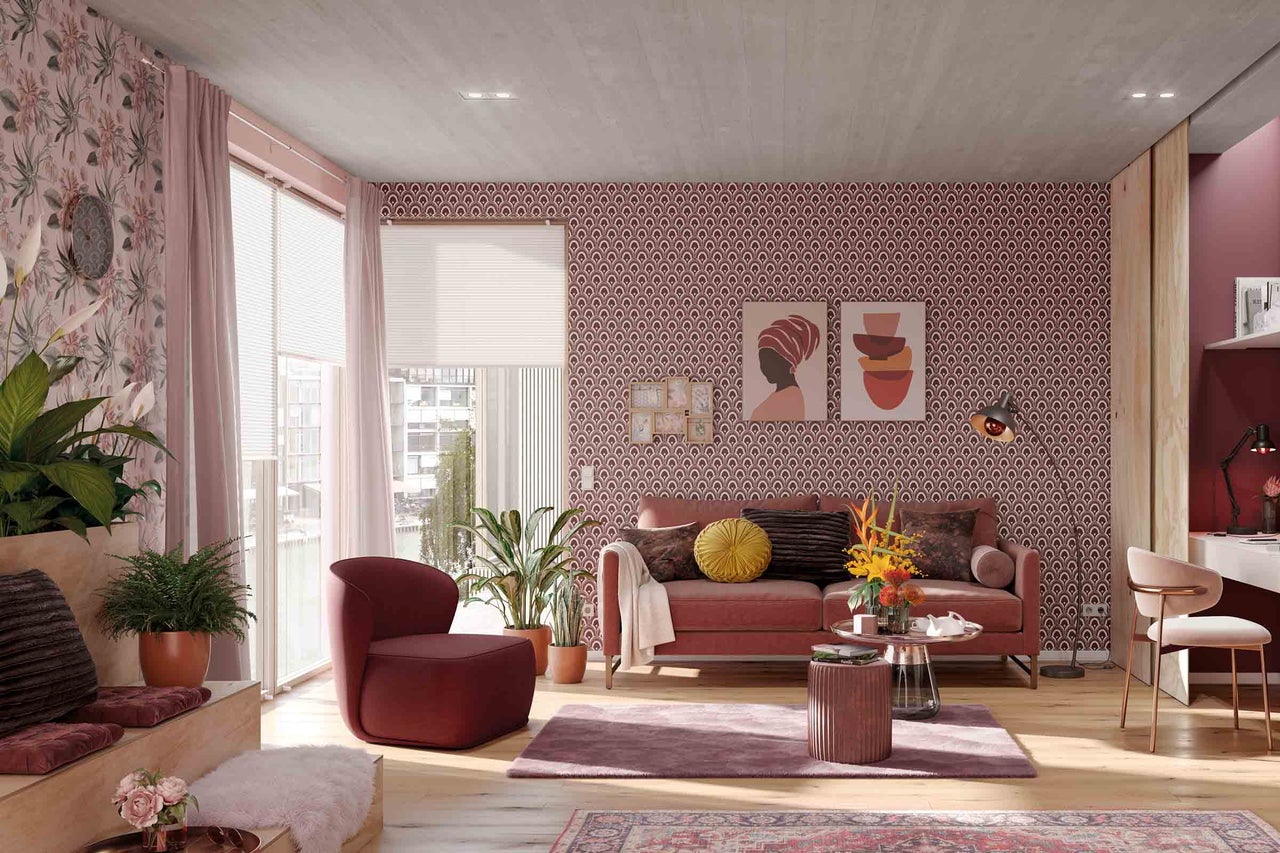 Salon avec canapé, fauteuil, plantes d'intérieur et décoration murale pour une ambiance élégante.