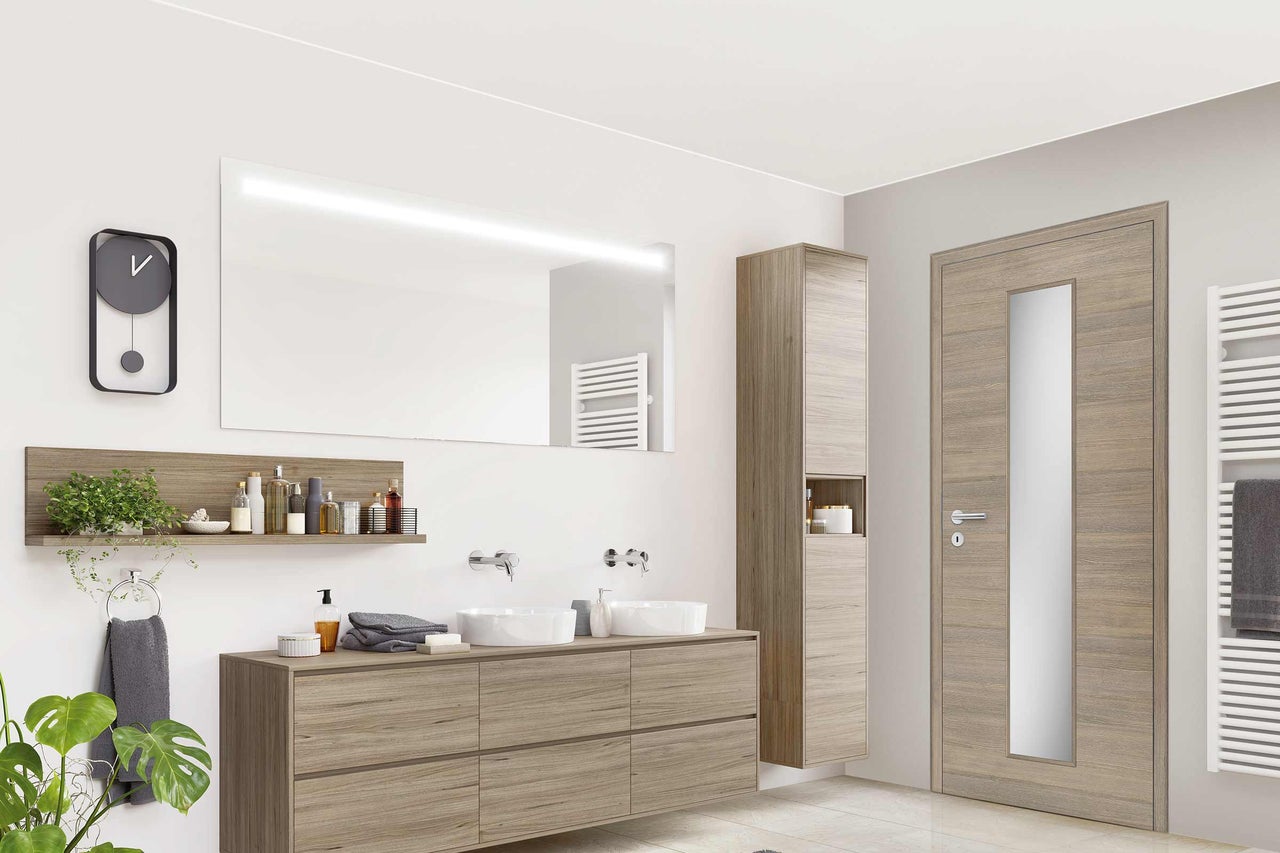 Salle de bain avec meuble-lavabo, miroir, étagère et armoire en décor bois clair