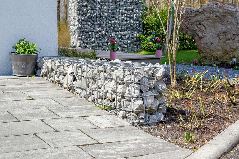 Extérieur avec banc en gabion, pavage en pierre et plante en pot