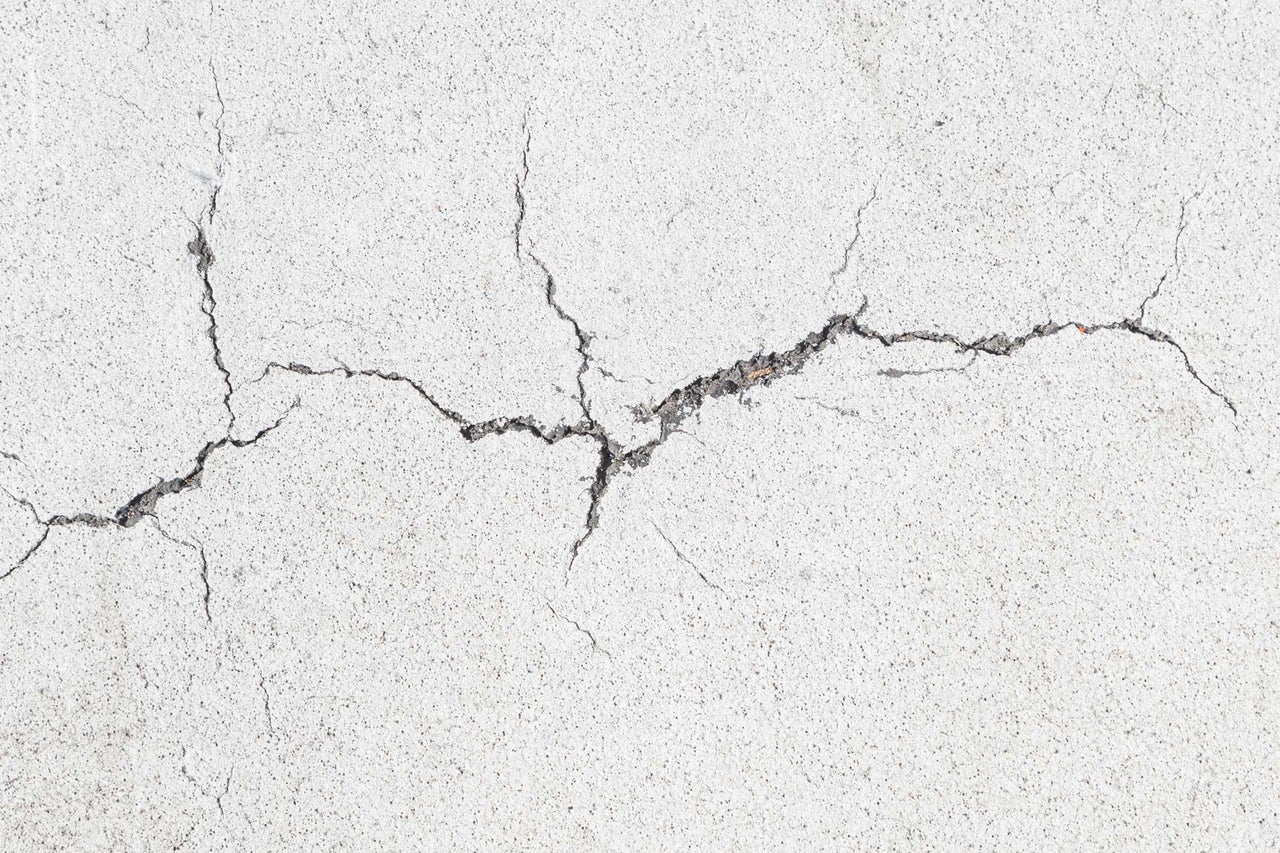 Gros plan d'un mur en béton fissuré