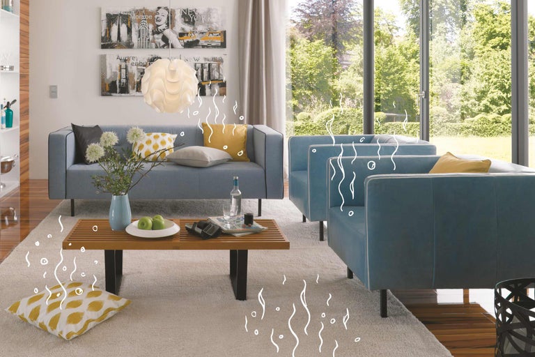 Salon avec canapé, fauteuils et table basse sur un tapis