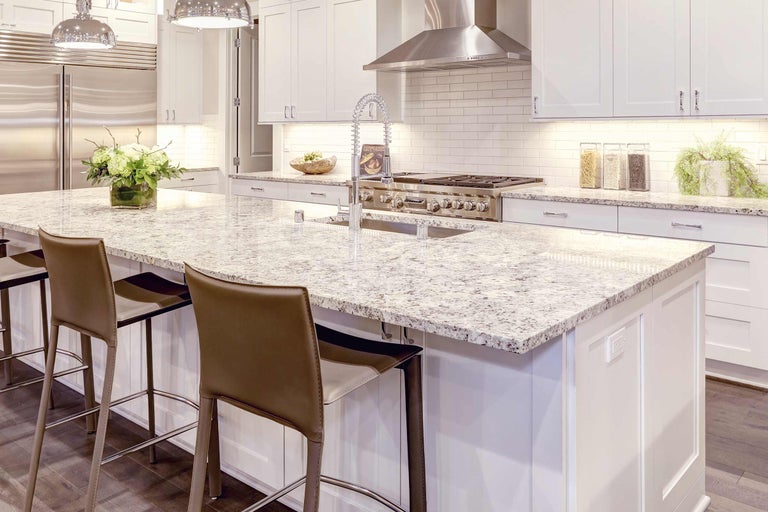 Helle Küche mit Kücheninsel, Barhockern und Edelstahlgeräten