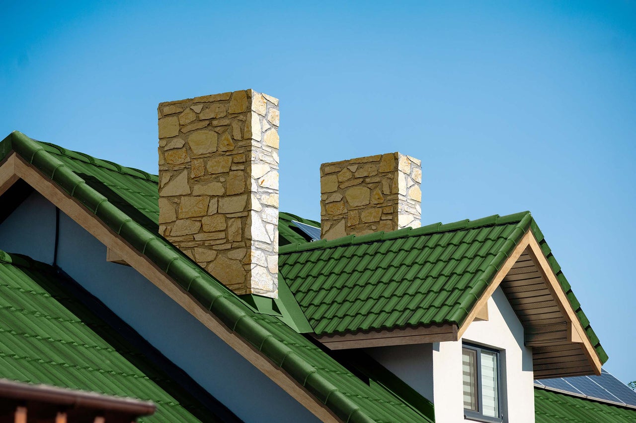 Hausdach mit Dachziegeln und Schornsteinen