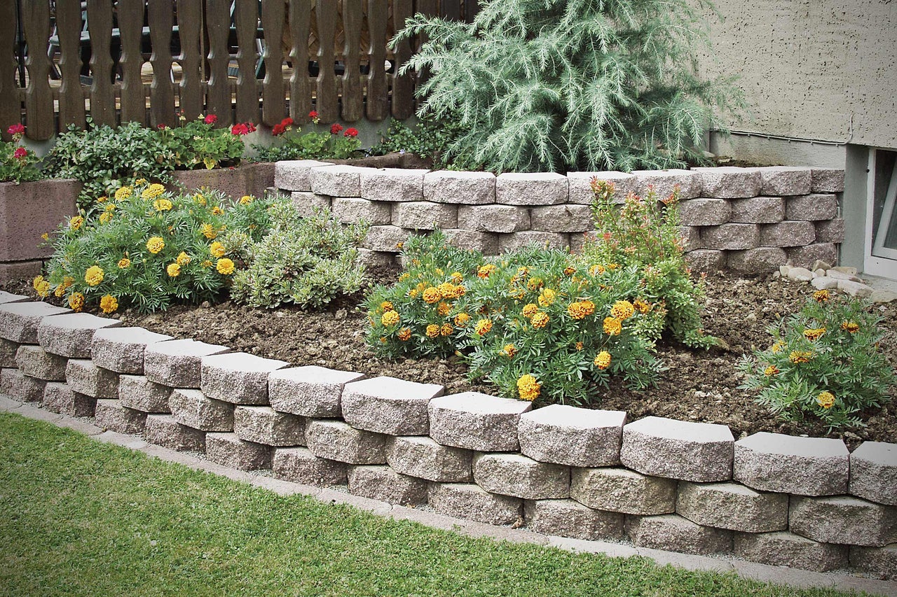 Jardin en terrasses avec pavés et fleurs