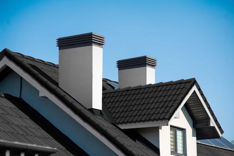 Dach mit Dachziegeln und zwei Schornsteinen