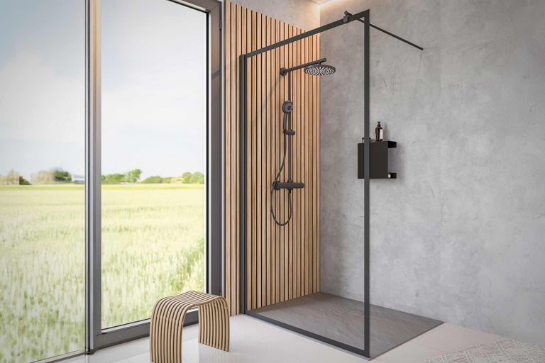 Salle de bain moderne avec cabine de douche, lambris en bois et tabouret