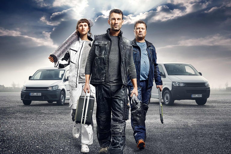 Drei Handwerker mit Werkzeug und Lieferwagen