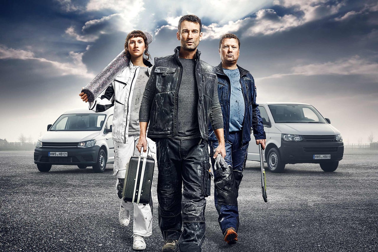 Trois artisans avec outils et camionnettes