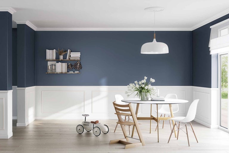 Salle à manger lumineuse avec table, chaises, étagère murale et voiture jouet