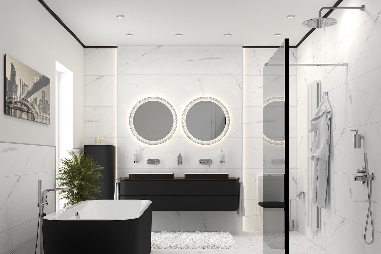 Salle de bain lumineuse avec baignoire, lavabo et douche