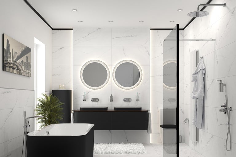 Helles Badezimmer mit Badewanne, Waschtisch und Dusche